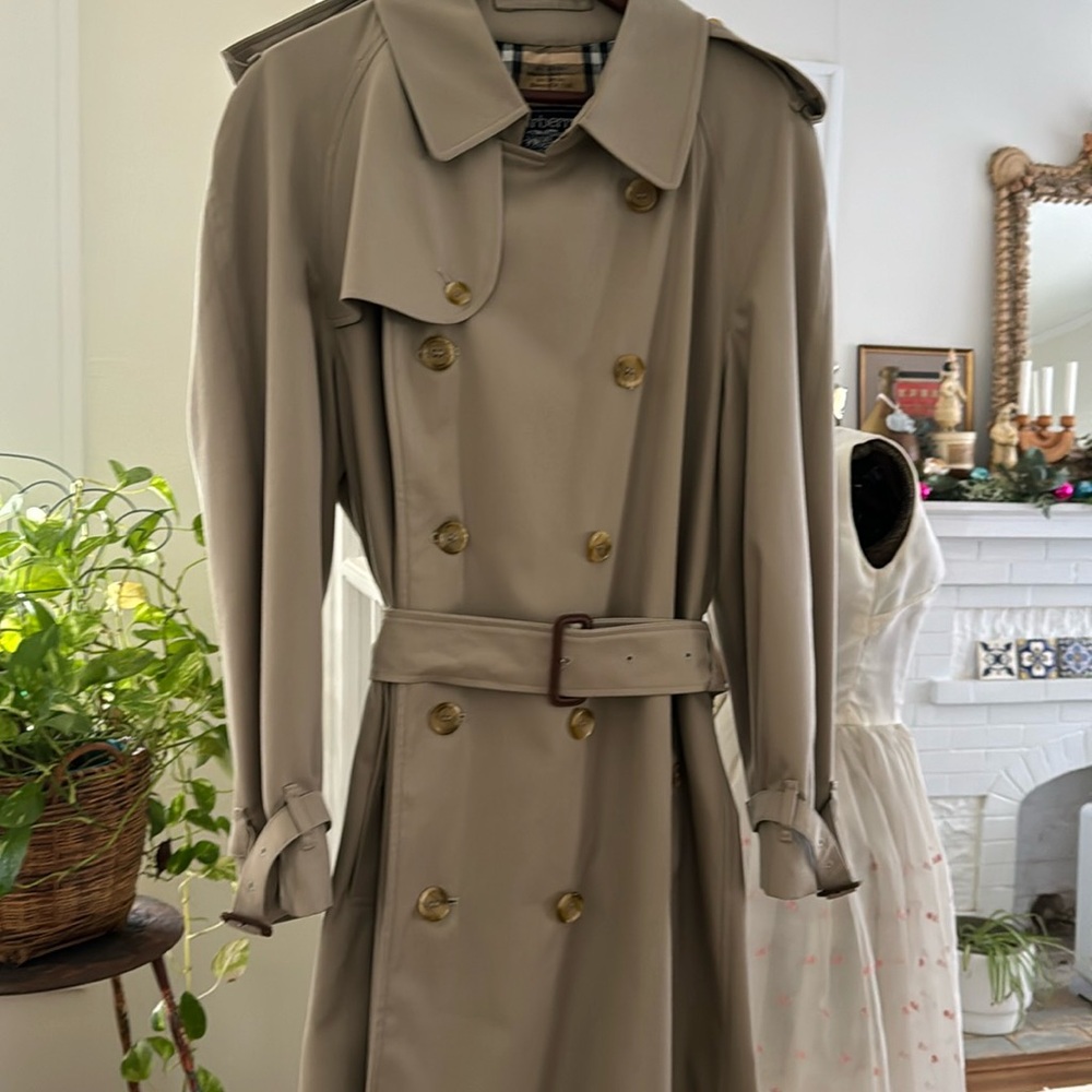 VINTAGE Burberry Trench Coat Men’s size 52R or Size Large